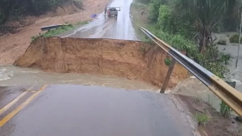 Trecho de estrada que liga comunidades à rodovia AM-010 desaba após forte chuva