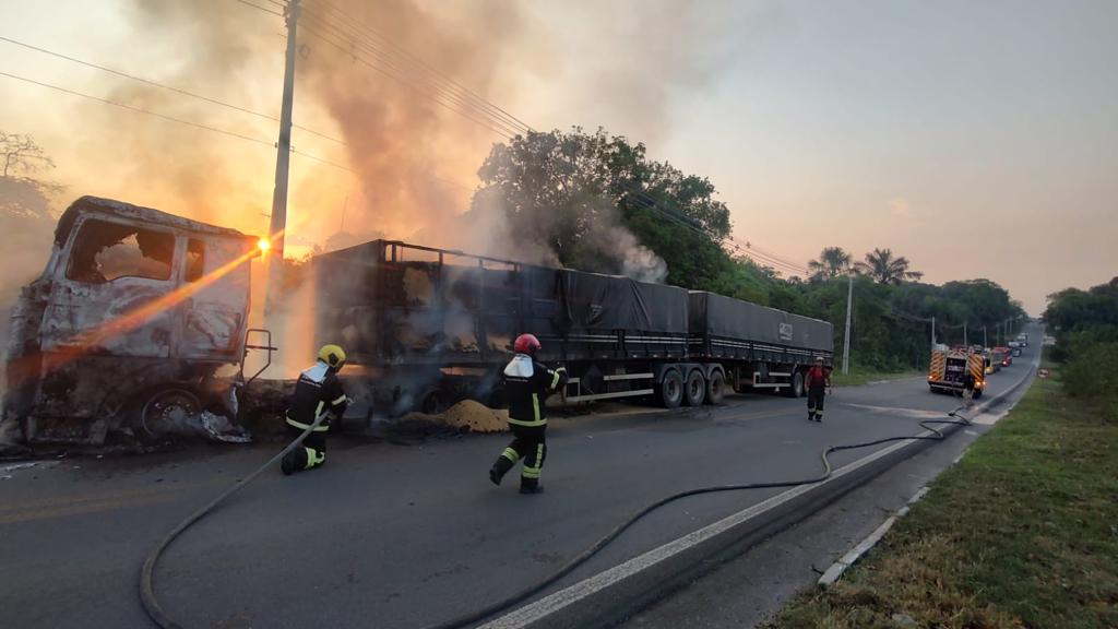 Corpo de Bombeiros combate incêndio em carreta que transportava soja na BR-174