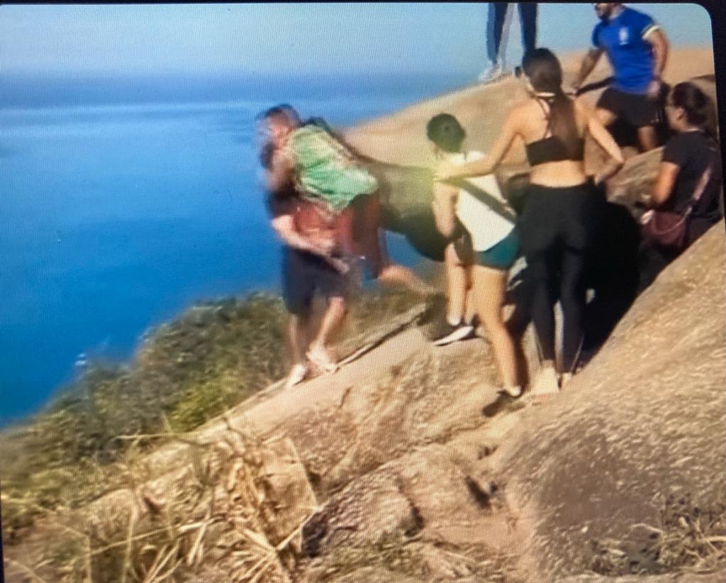 Homens brigam devido a demora para tirar foto na ‘Pedra do Telégrafo’ no RJ e quase resulta em tragédia.