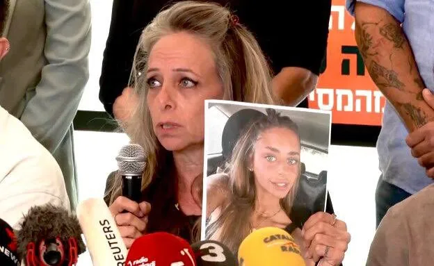 Mãe de refém franco-israelense pede aos líderes que “libertem sua filha”, sequestrada pelo Hamas