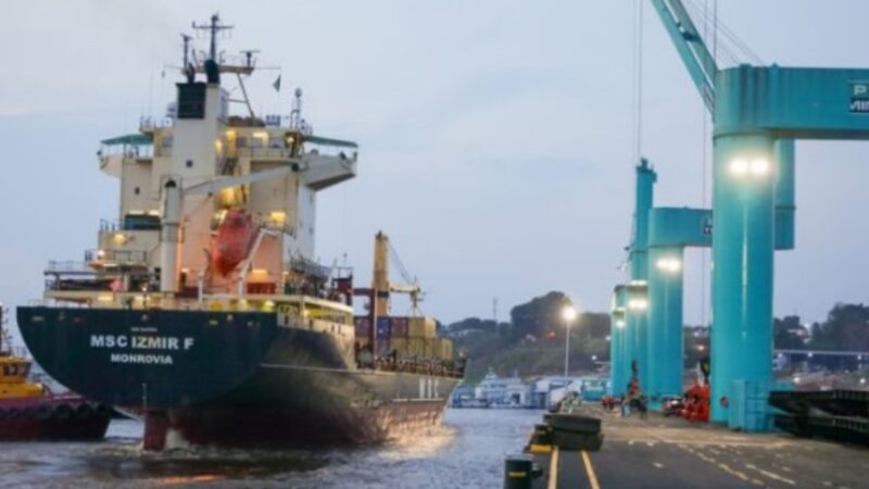 Seca histórica: Navio abastecido com insumos para a Zona Franca atraca em Manaus