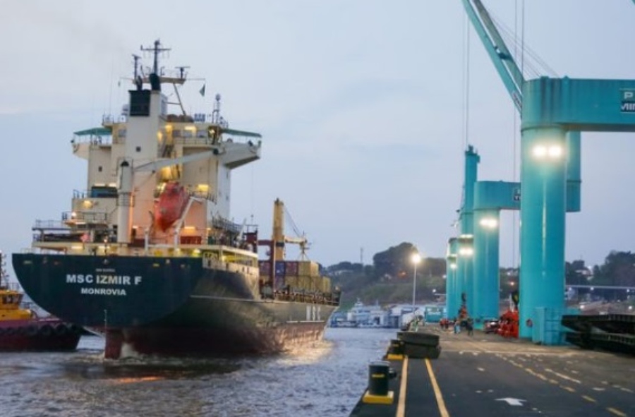 Seca histórica: Navio abastecido com insumos para a Zona Franca atraca em Manaus