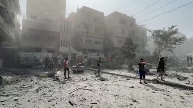 Soldados de Israel lutam com Hamas durante ataque terrestre após bombardeio em Gaza