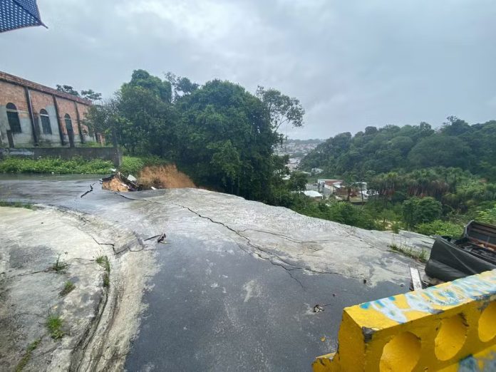 Cratera engole rua e ameaça casas na Zona Norte de Manaus