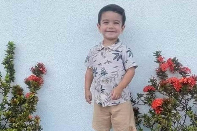 Menino de 2 anos esquecido em carro por dona de creche morreu por hipertermia