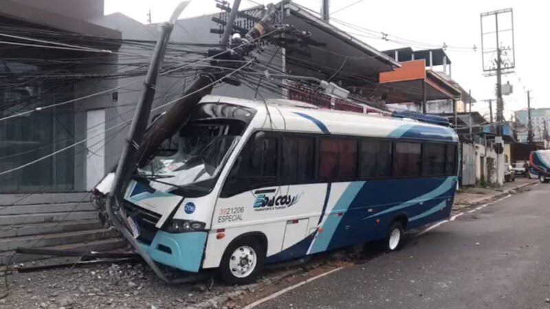 Motorista fica ferido após colidir micro-ônibus com poste na Av. Darcy Vargas