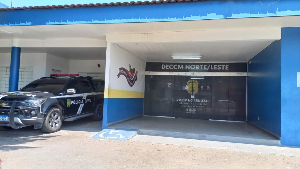 Homem é preso por perseguir e ameaçar esposa com arma após ela denunciá-lo, em Tefé