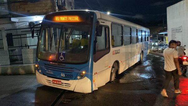 VÍDEO: Ônibus fica “atolado” após cair em buraco durante chuva em Manaus