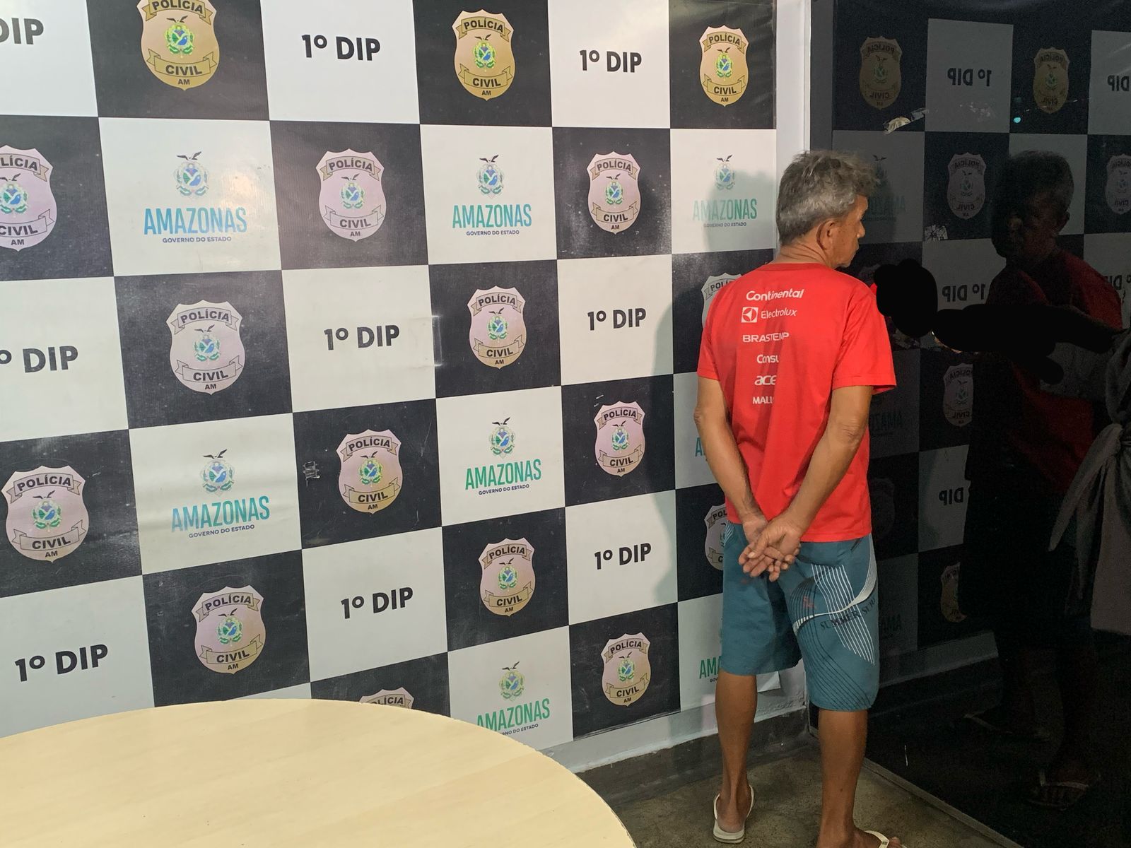 Mulher é atingida com golpes de tesoura pelo vizinho no Petrópolis