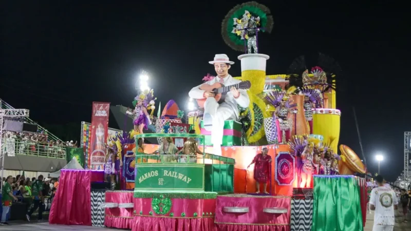 Escolas do Grupo Especial encantam público durante desfiles no Sambódromo