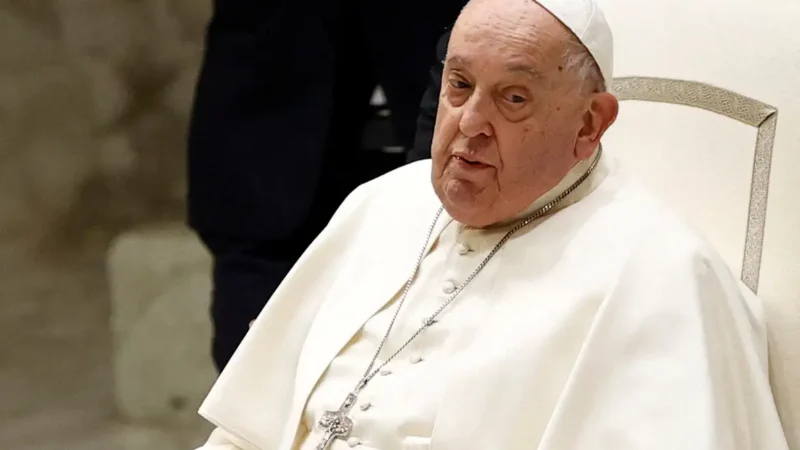 Papa pode aparecer neste domingo para saudação aos fiéis, diz Vaticano
