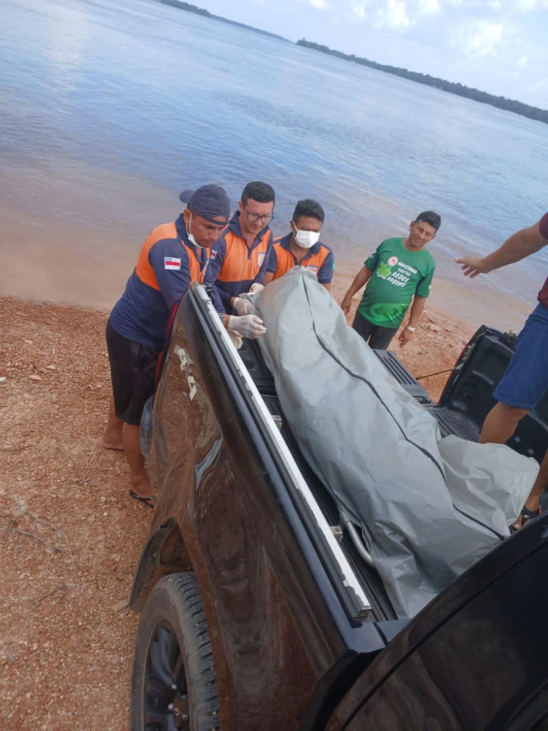 Moradores encontram corpo de mulher boiando no Rio Negro