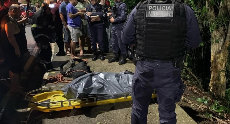 Motorista morre após ser arremessado de carro em grave acidente em Manaus