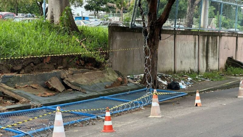 VÍDEO: Muro da Polícia Federal desaba durante chuva em Manaus