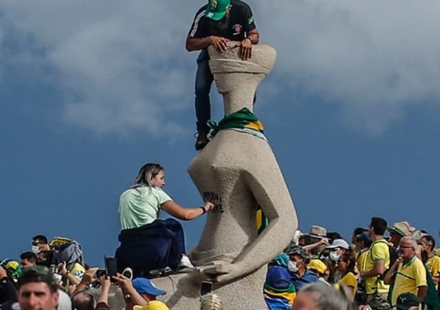 STF suspende julgamento de acusada de pichar “perdeu, mané” em estátua em Brasília