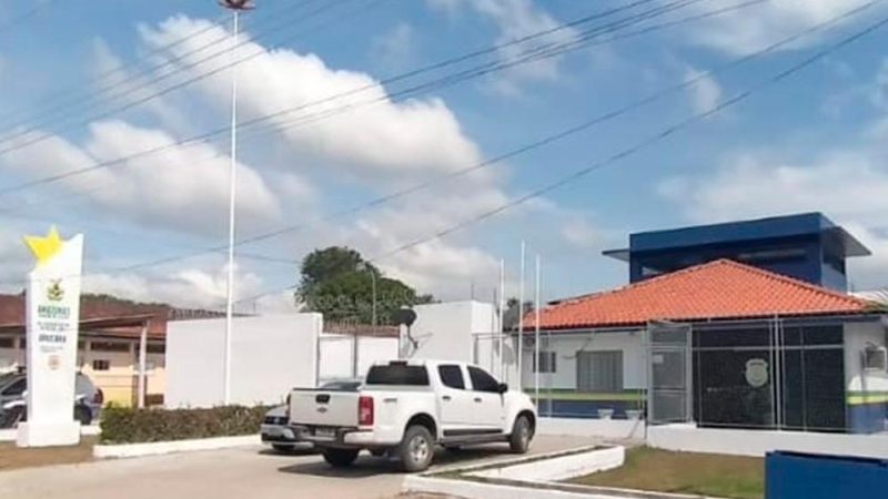 Pastor vai à delegacia ministrar culto e é preso por dever pensão alimentícia em Urucará