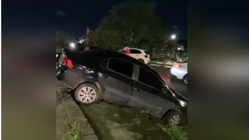 Motorista erra trajeto e veículo fica preso em calçada no bairro Parque 10, em Manaus