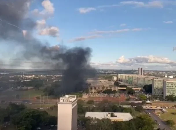 VÍDEO: Incêndio é registrado na Esplanada dos Ministérios em Brasília