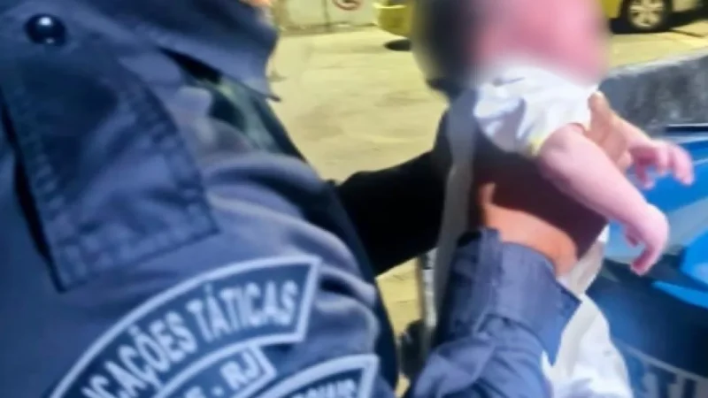 No RJ, PMs salvam bebê que engasgou com manobra de Heimlich; Avó faz vídeo agradecendo agentes