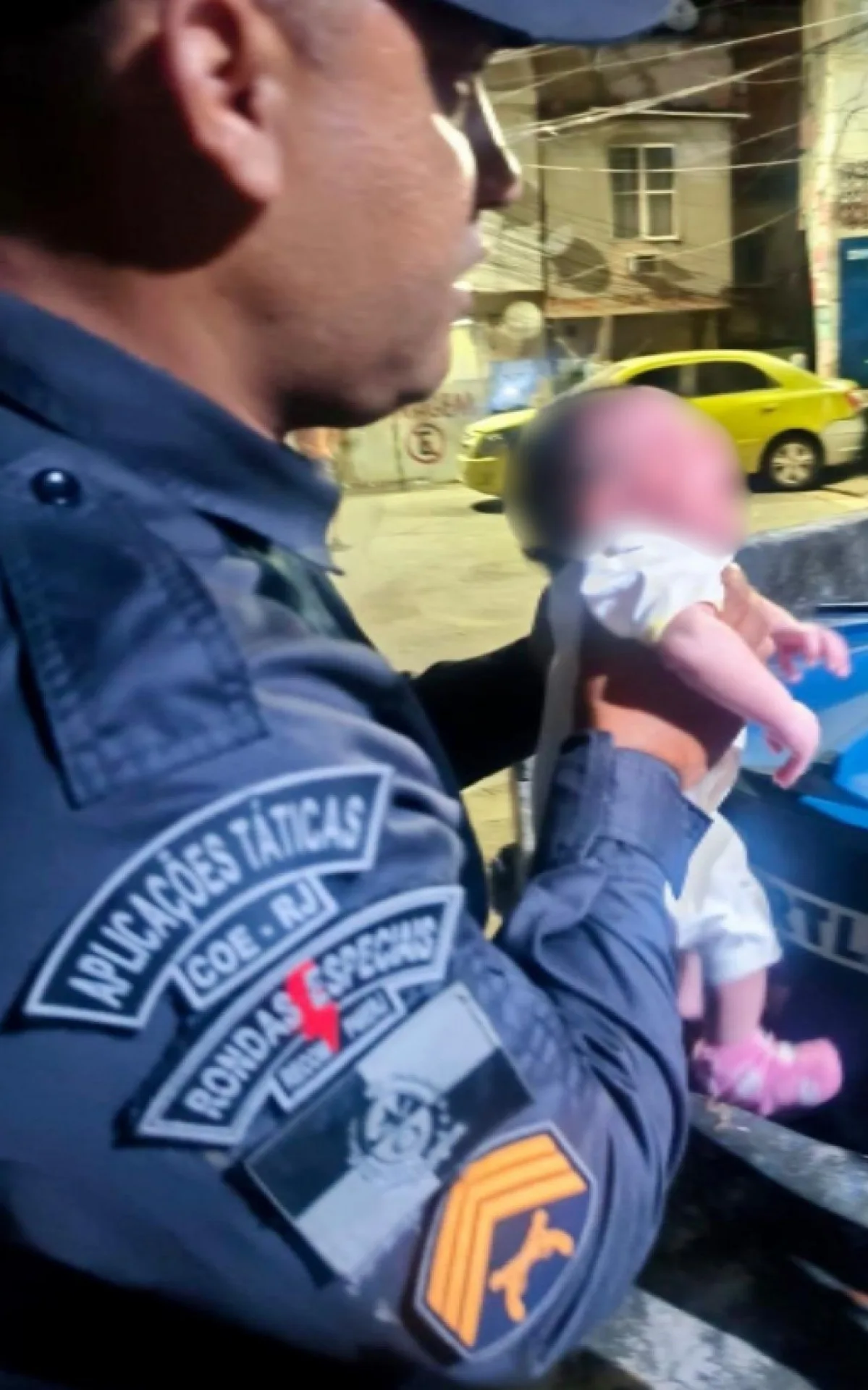 No RJ, PMs salvam bebê que engasgou com manobra de Heimlich; Avó faz vídeo agradecendo agentes