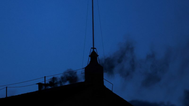 Fumaça Preta: primeira votação termina sem eleger novo papa, e conclave continua amanhã