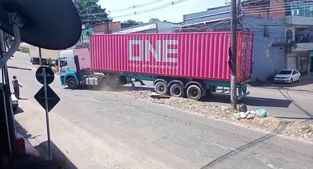 Pane em carreta causa transtornos e risco de acidentes na zona sul de Manaus