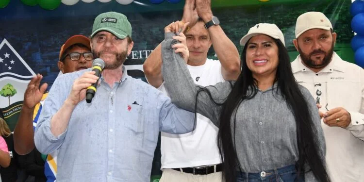 Senador Plínio Valério anuncia primeira-dama de Tefé como suplente ao Senado